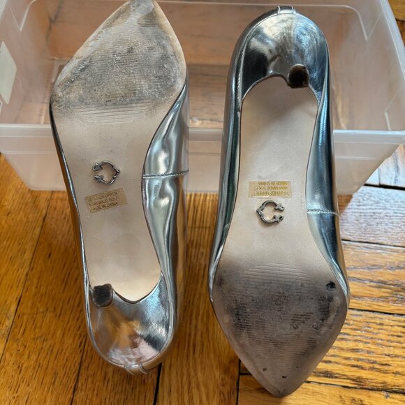 C WONDER | Silver Specchio Pointed Toe Pump | Size 7 - Picture 5 of 10